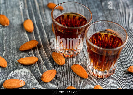 Italienische amaretto Likör mit trocken Mandeln Stockfoto