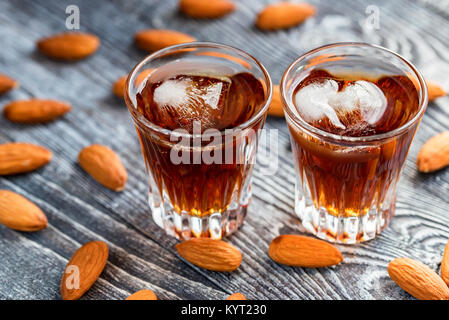 Italienische amaretto Likör mit trocken Mandeln Stockfoto