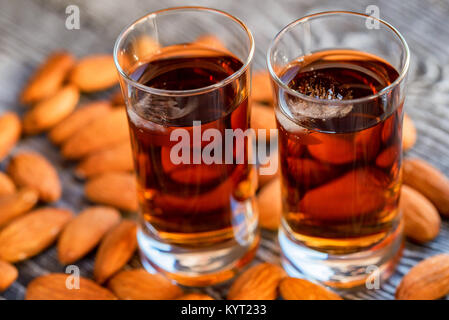 Italienische amaretto Likör mit trocken Mandeln Stockfoto