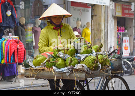 Hanoi, Vietnam - 13. Dezember 2017. Eine Straße Verkäufer verkauft Durian Frucht aus ihr Fahrrad in der historischen Altstadt von Hanoi Stockfoto