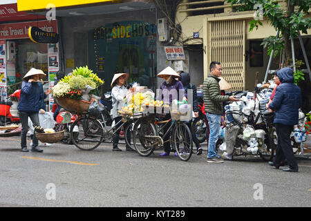 Hanoi, Vietnam - 13. Dezember 2017. Straße Verkäufer verkaufen Obst und Blumen von Ihrer Fahrräder in der historischen Altstadt von Hanoi Stockfoto