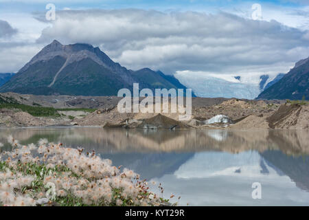 Kennicott Gletscher und der surounnding Berge spiegeln sich in den Terminus See. Stockfoto