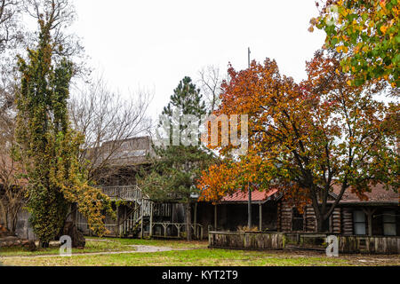 Abgebrochener alte Frontier City Replik mit log Gebäude im Herbst Stockfoto