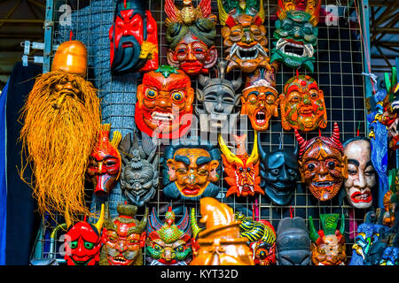 Chinesische Replik Holzmasken Dekorationen Panjuan Flohmarkt Beijing China. Panjuan Flohmarkt Curio Markt hat viele Fälschungen, Repliken und Kopien von älteren Stockfoto