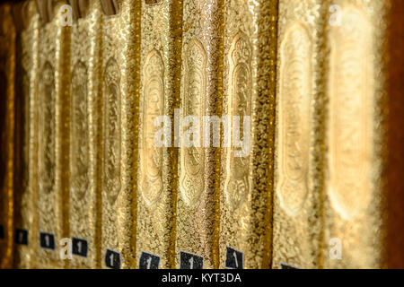 Gold bedeckt Kopien des Heiligen Qu', die auf Regalen in einer Moschee lief. Stockfoto