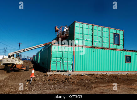 Box Office Warehouse Suiten Öffnung im Jahr 2018 mit 150 Schiffscontainern konstruiert, Stahl intermodalen Container. Entwickler Ron Stör sieht sie eine Notwendigkeit für Start-up Unternehmen. Stockfoto