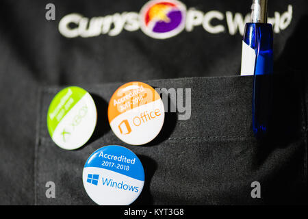 Sales Assistant von Currys PC-Welt trägt Abzeichen, die Sie in Windows, Office und Xbox akkreditiert sind. Stockfoto