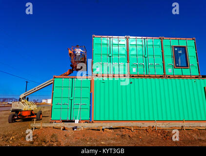 Box Office Warehouse Suiten Öffnung im Jahr 2018 mit 150 Schiffscontainern konstruiert, Stahl intermodalen Container. Entwickler Ron Stör sieht sie eine Notwendigkeit für Start-up Unternehmen. Stockfoto