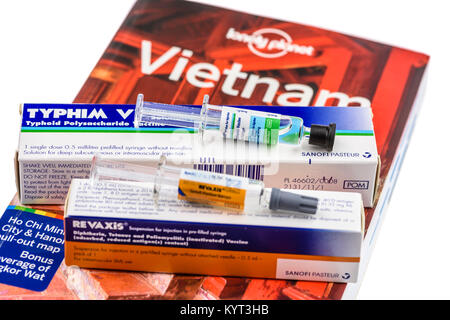 Typhim Typhus Impfstoff und Revaxis diptheria, Tetanus und poliomelitis Impfstoff auf einem Lonely Planet Reiseführer für Vietnam sitzen Stockfoto