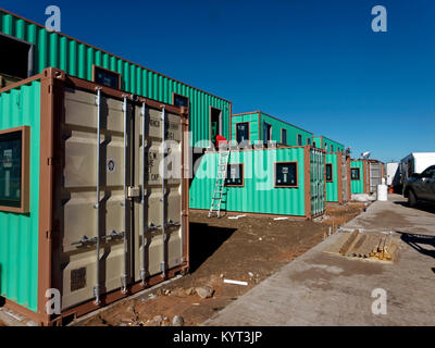 Box Office Warehouse Suiten Öffnung im Jahr 2018 mit 150 Schiffscontainern konstruiert, Stahl intermodalen Container. Entwickler Ron Stör sieht sie eine Notwendigkeit für Start-up Unternehmen. Stockfoto