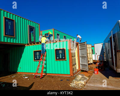 Box Office Warehouse Suiten Öffnung im Jahr 2018 mit 150 Schiffscontainern konstruiert, Stahl intermodalen Container. Entwickler Ron Stör sieht sie eine Notwendigkeit für Start-up Unternehmen. Stockfoto