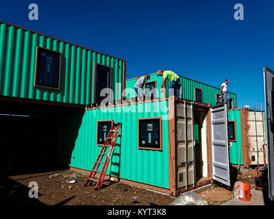 Box Office Warehouse Suiten Öffnung im Jahr 2018 mit 150 Schiffscontainern konstruiert, Stahl intermodalen Container. Entwickler Ron Stör sieht sie eine Notwendigkeit für Start-up Unternehmen. Stockfoto