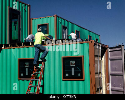 Box Office Warehouse Suiten Öffnung im Jahr 2018 mit 150 Schiffscontainern konstruiert, Stahl intermodalen Container. Entwickler Ron Stör sieht sie eine Notwendigkeit für Start-up Unternehmen. Stockfoto