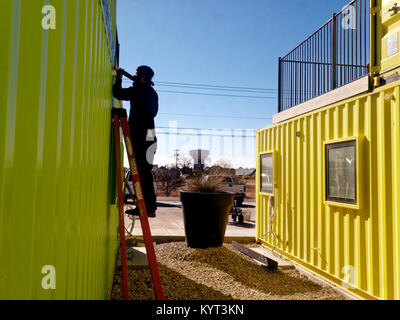 Box Office Warehouse Suiten Öffnung im Jahr 2018 mit 150 Schiffscontainern konstruiert, Stahl intermodalen Container. Entwickler Ron Stör sieht sie eine Notwendigkeit für Start-up Unternehmen. Stockfoto