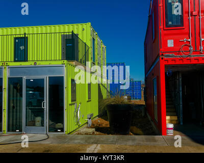 Box Office Warehouse Suiten Öffnung im Jahr 2018 mit 150 Schiffscontainern konstruiert, Stahl intermodalen Container. Entwickler Ron Stör sieht sie eine Notwendigkeit für Start-up Unternehmen. Stockfoto