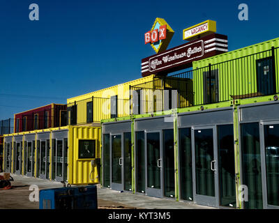 Box Office Warehouse Suiten Öffnung im Jahr 2018 mit 150 Schiffscontainern konstruiert, Stahl intermodalen Container. Entwickler Ron Stör sieht sie eine Notwendigkeit für Start-up Unternehmen. Stockfoto