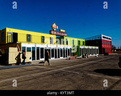 Box Office Warehouse Suiten Öffnung im Jahr 2018 mit 150 Schiffscontainern konstruiert, Stahl intermodalen Container. Entwickler Ron Stör sieht sie eine Notwendigkeit für Start-up Unternehmen. Stockfoto