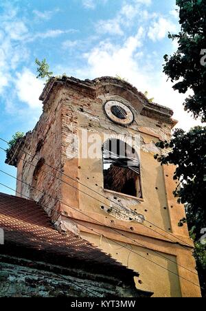 Die östliche Slawonischen Dorf Darda wurde Teil ot der Republik Serbische Krajina während der jugoslawischen Kriege, die im Jahr 1991 begann. In dieser Zeit der katholischen Kirche zerstört wurde. 1997 die Baranja und Ostslawonien waren zurück zu Kroatien. Im Jahr 2005 wird die katholische Kirche von Darda, Teil der Esterházy-Schloss, wartete immer noch für den Wiederaufbau. Stockfoto