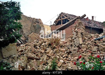 Die kroatische Stadt Vinkovci war an der Frontlinie während des Krieges zwischen der Republik Kroatien und der Republik Serbische Krajina zwischen 1991 und 1995/1997. Das Bild zeigt die zerstörten barocken Serbisch-orthodoxe Kirche von Vinkovci kurze Zeit nach dem Strahlen, im Mai 1992. Stockfoto