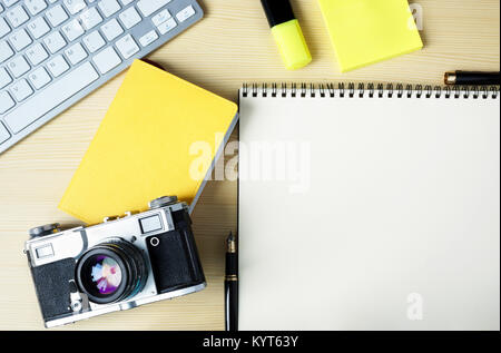 Hinweis öffnen mit Aufklebern, Marker, Tastatur und alte Kamera auf einem Tisch. Mock-up Foto. Stockfoto