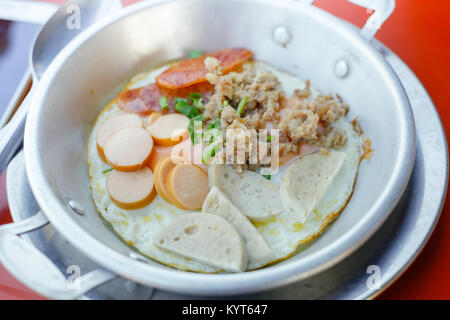 Spiegelei in der Pfanne. Stockfoto