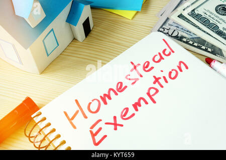 Mann schreiben Gehöftbefreiung in einen Notizblock. Stockfoto