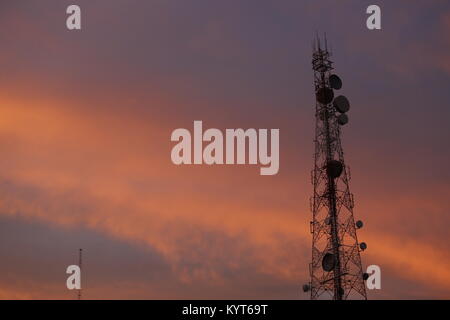 Sat-Antenne mit Abendhimmel. Stockfoto