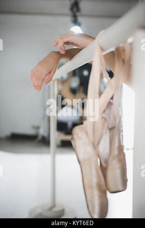 Nahaufnahme von Pointes für Ballett auf Barre Stockfoto