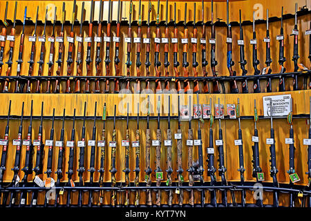 Ein Photoshop manipuliert Bild der Gewehr bei Dick's im Roosevelt Field Mall in Garden City, Long Island, New York Stockfoto