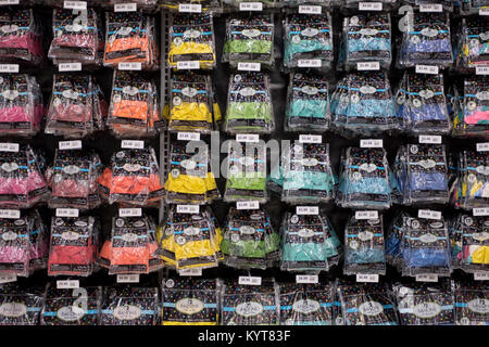 Bunte Pakete von Luftballons zum Verkauf auf der Party Store auf der West 14th Street in Lower Manhattan, New York City. Stockfoto