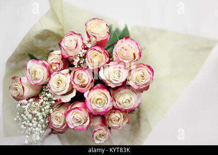 Schönen Blumenstrauß aus roten und weißen Rosen mit Baby's Atem Schuß von oben. Selektiver Fokus auf Tipps von Rosen mit extrem geringer Tiefenschärfe. Stockfoto