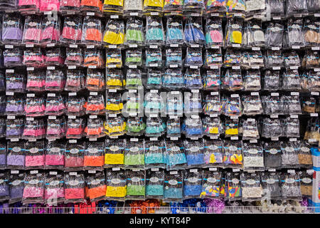 Bunte Pakete von Luftballons zum Verkauf auf der Party Store auf der West 14th Street in Lower Manhattan, New York City. Stockfoto