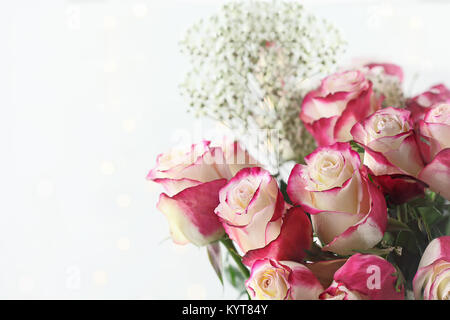 Schönen Blumenstrauß aus roten und weißen Rosen mit Baby's Atem. Selektiver Fokus mit geringer Tiefenschärfe. Stockfoto