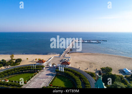 Sopot Resort in Polen. Hölzerne Seebrücke (Molo) mit Marina, Yachten, Strand, der Alte Leuchtturm, wenige Personen, Ferienhäuser Infrastruktur, Park und die Promenade. Ae Stockfoto