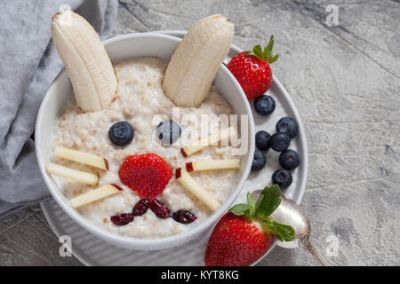 Funny Bunny Haferflocken Schüssel mit Obst Stockfoto