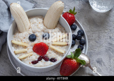 Funny Bunny Haferflocken Schüssel mit Obst Stockfoto