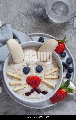 Funny Bunny Haferflocken Schüssel mit Obst Stockfoto