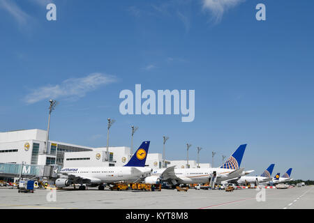 United Airlines, Aufstellung, diverse Airlines, Parkstellung, Parkplatz, Clearance, Terminal 2, Turm, Flugzeuge, Flugzeug, Flughafen München, Stockfoto