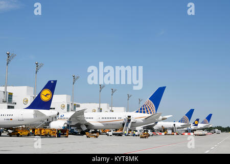 United Airlines, Aufstellung, diverse Airlines, Parkstellung, Parkplatz, Clearance, Terminal 2, Turm, Flugzeuge, Flugzeug, Flughafen München, Stockfoto