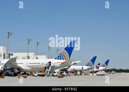 United Airlines, Aufstellung, diverse Airlines, Parkstellung, Parkplatz, Clearance, Terminal 2, Turm, Flugzeuge, Flugzeug, Flughafen München, Stockfoto