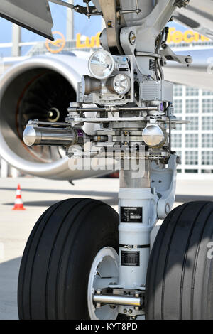 Details, Reifen, Wartung, Bugfahrwerk, Lufthansa, Airbus A350-900, Flughafen München, Stockfoto