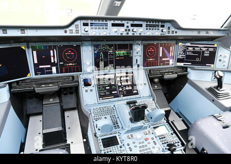 Anzeige im Cockpit, Cockpit, Panel, Switch, Sicherheit Schalter Tür, Radar, Transponder, Tür schauen, Kontrolle, Autopilot, Lufthansa, Airbus A350 Stockfoto