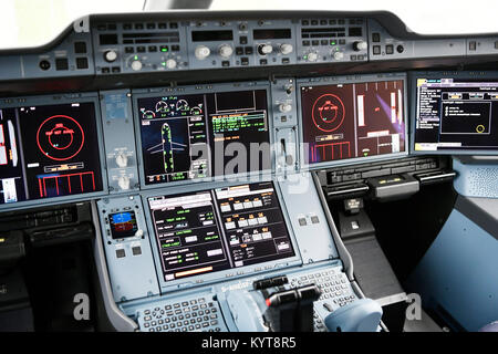 Anzeige im Cockpit, Cockpit, Panel, Switch, Sicherheit Schalter Tür, Radar, Transponder, Tür schauen, Kontrolle, Autopilot, Lufthansa, Airbus A350 Stockfoto