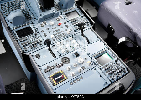 Anzeige im Cockpit, Cockpit, Panel, Switch, Sicherheit Schalter Tür, Radar, Transponder, Tür schauen, Kontrolle, Autopilot, Lufthansa, Airbus A350 Stockfoto