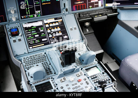 Anzeige im Cockpit, Cockpit, Panel, Switch, Sicherheit Schalter Tür, Radar, Transponder, Tür schauen, Kontrolle, Autopilot, Lufthansa, Airbus A350 Stockfoto