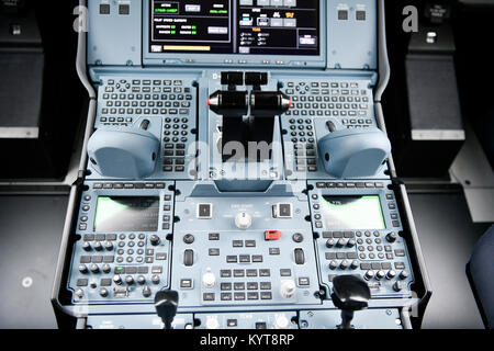 Anzeige im Cockpit, Cockpit, Panel, Switch, Sicherheit Schalter Tür, Radar, Transponder, Tür schauen, Kontrolle, Autopilot, Lufthansa, Airbus A350 Stockfoto