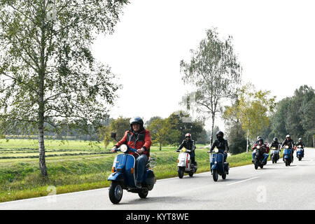 Vespa, Scooter, Vintage, Tour, Reise, Fahren, Straße, Natur, historische, Rasse, Konvoi, Menschen, Tagesausflug, Tuning, Kreuzfahrt, Geschwindigkeit, Spaß, Natur, Straße, Stockfoto