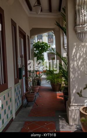 Traditionelle Peranakan Reihenhäuser auf Koon Seng Straße in der Katong (Joo Chiat) Nachbarschaft, Singapur. Stockfoto