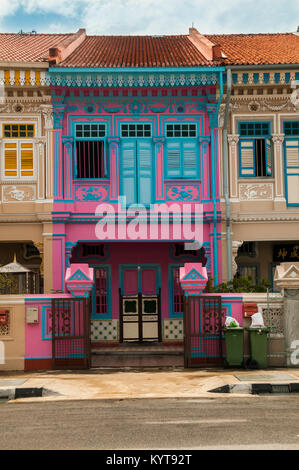 Traditionelle Peranakan Reihenhäuser auf Koon Seng Straße in der Katong (Joo Chiat) Nachbarschaft, Singapur. Stockfoto