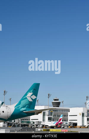 Line up, Aufstellung, diverse Airlines, Parkstellung, Parkplatz, Clearance, Terminal 2, Turm, MAC, Flugzeuge, Flugzeug, Flugzeug, Fluggesellschaften, Flughafen München, Stockfoto